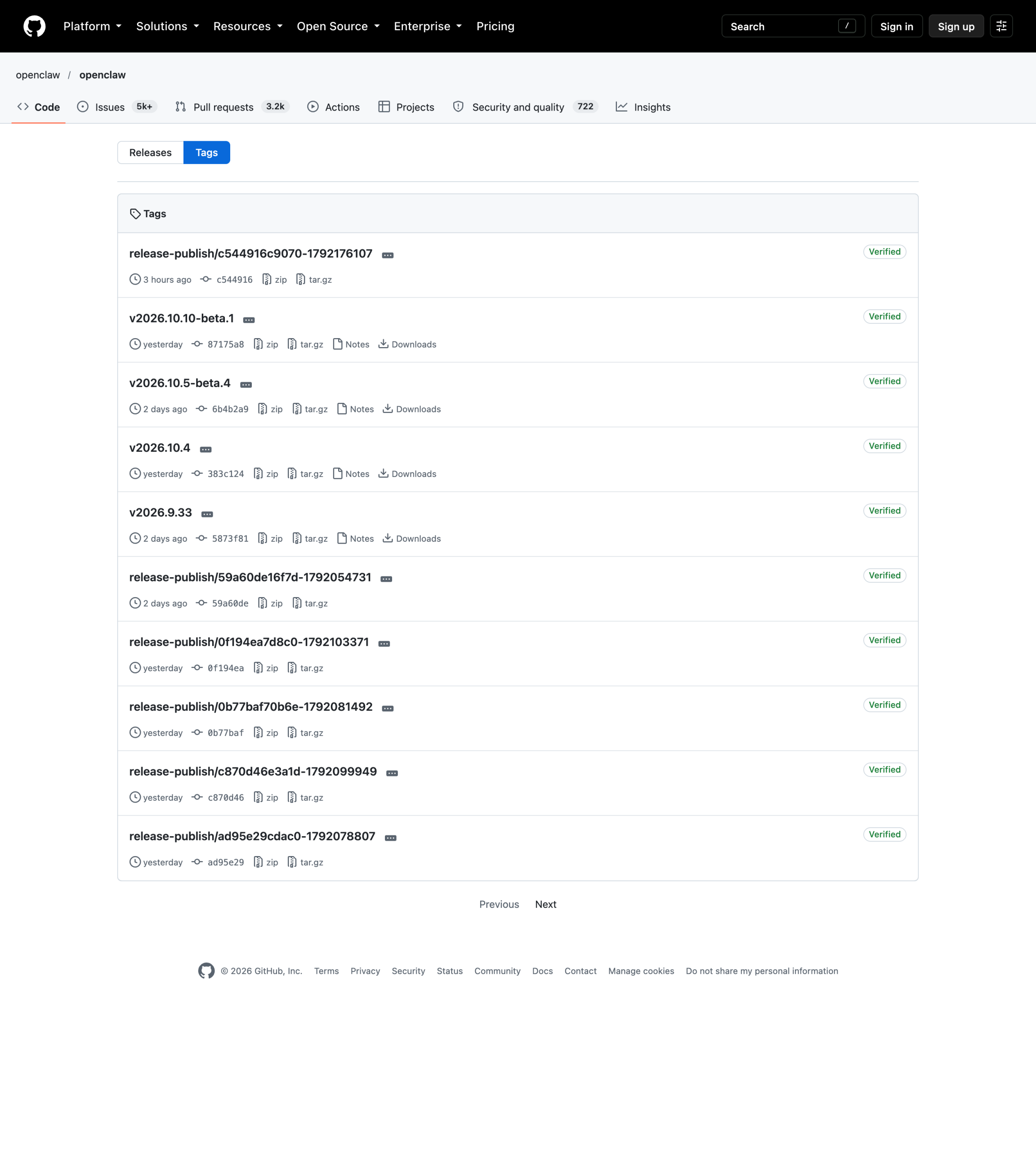 OpenClaw 仓库 Tags 列表实拍：v2026.10.4、v2026.9.33、v2026.10.5-beta.4、v2026.10.10-beta.1 与大量 release-publish/* 标签并存，均带 Verified 签名标记