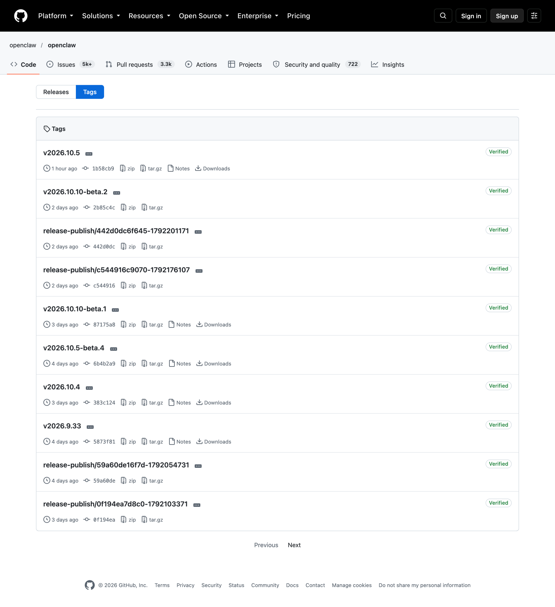 OpenClaw 仓库 Tags 页面，可见 v2026.10.5、v2026.9.33 等正式 tag 与 release-publish/* 形式的 CI 临时 tag 并存